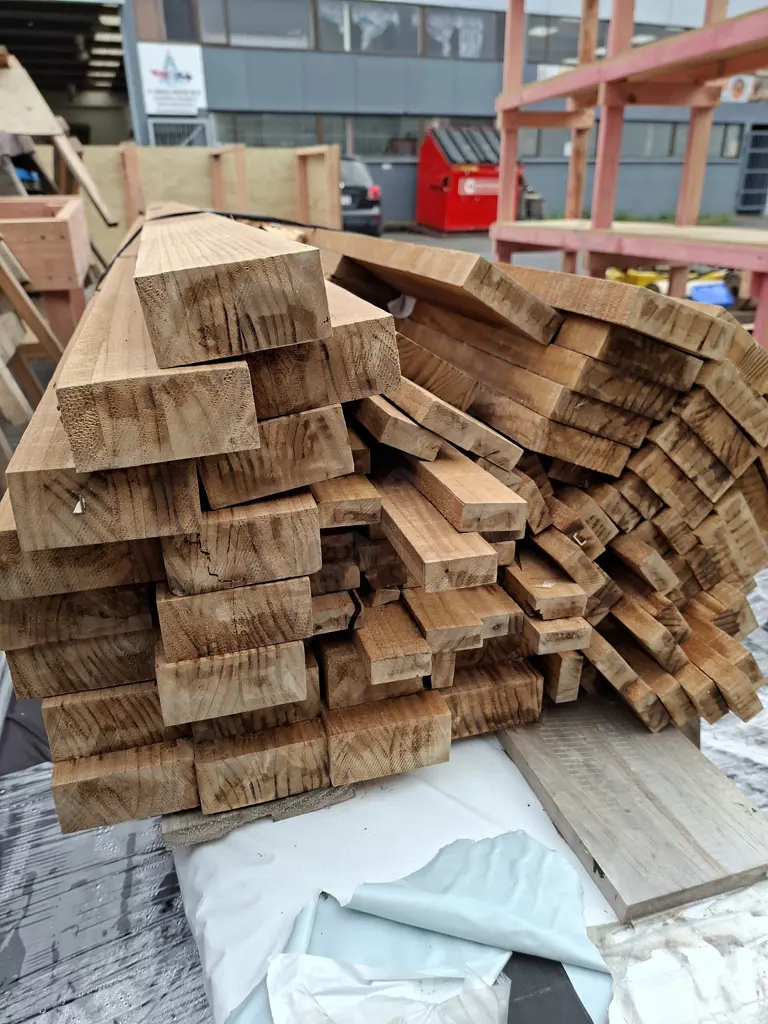 PACKET OF TIMBER, POSSIBLY PINE OR ACCOYA, VARIOUS SIZES, ALL APPROX 4M LONG Image 1++