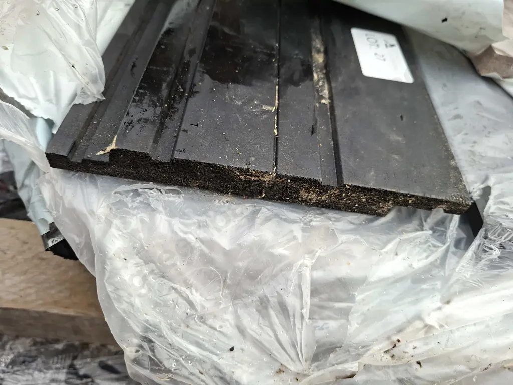 SMALL PACKET OF BLACK TIMBER 10 PIECES - WEATHERBOARD PROFILE APPROX 4 M LONG Image 1++