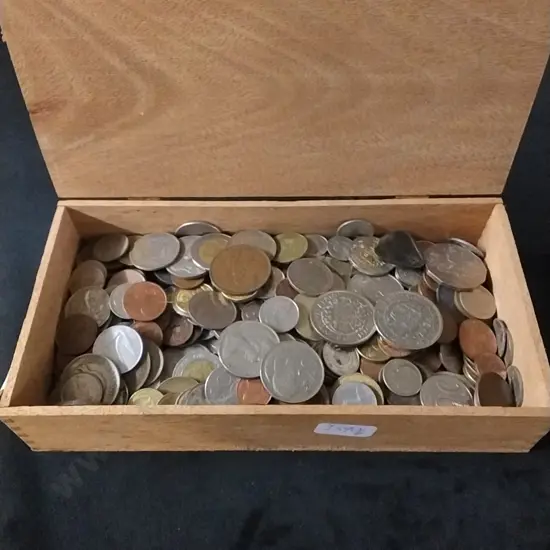 WOODEN BOX OF COINS INC NZ HALF CROWN, PENNIES AND MORE