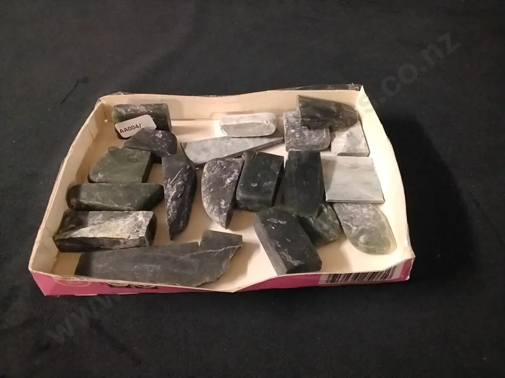 SMALL BOX OF JADE PIECES Image 1++