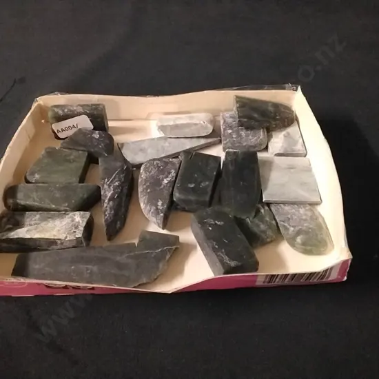 SMALL BOX OF JADE PIECES