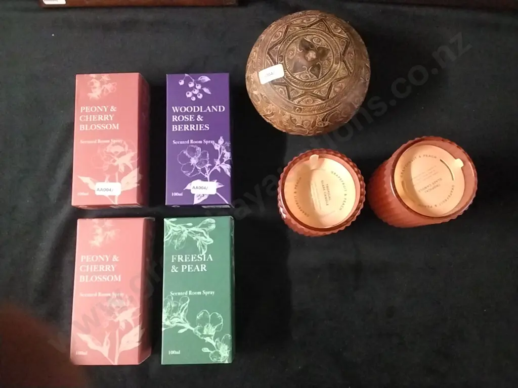 BOX OF SCENTED SPRAYS, CANDLES, 2 VENEER PICTURES Image 1++