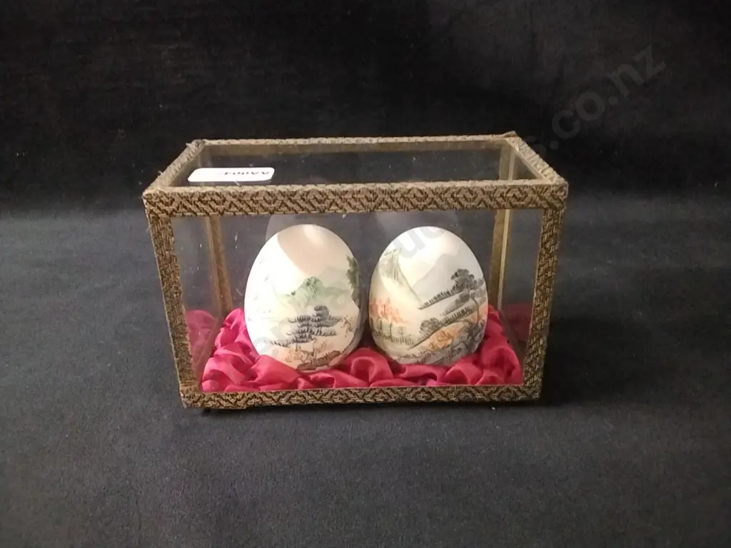 SMALL CASE WITH TWO FINELY PAINTED EGGS Image 1++