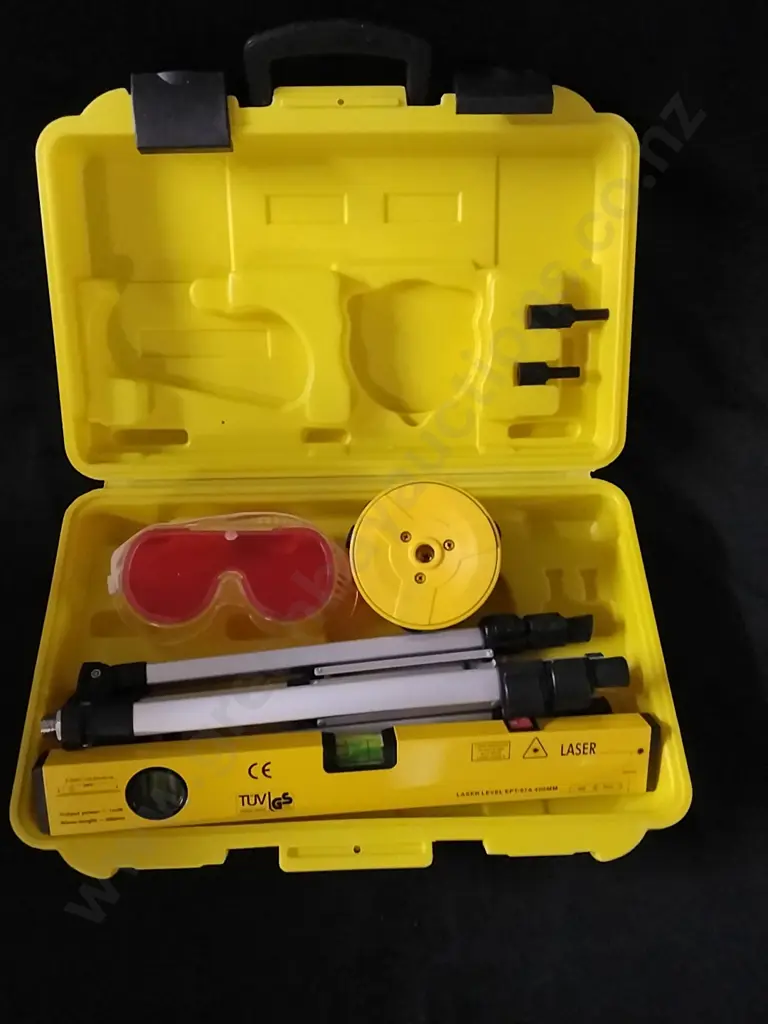 TRIPOD AND LEVEL IN A CARRY CASE Image 1++