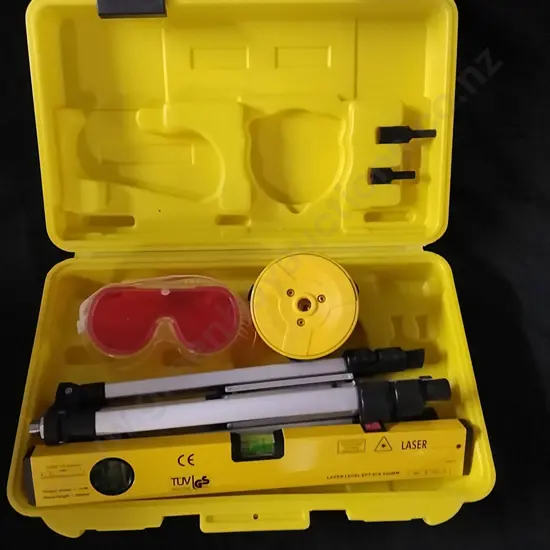 TRIPOD AND LEVEL IN A CARRY CASE