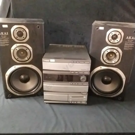 YAMAHA AUDIO SYSTEM WITH 2 AKAI SPEAKERS - NOT TESTED