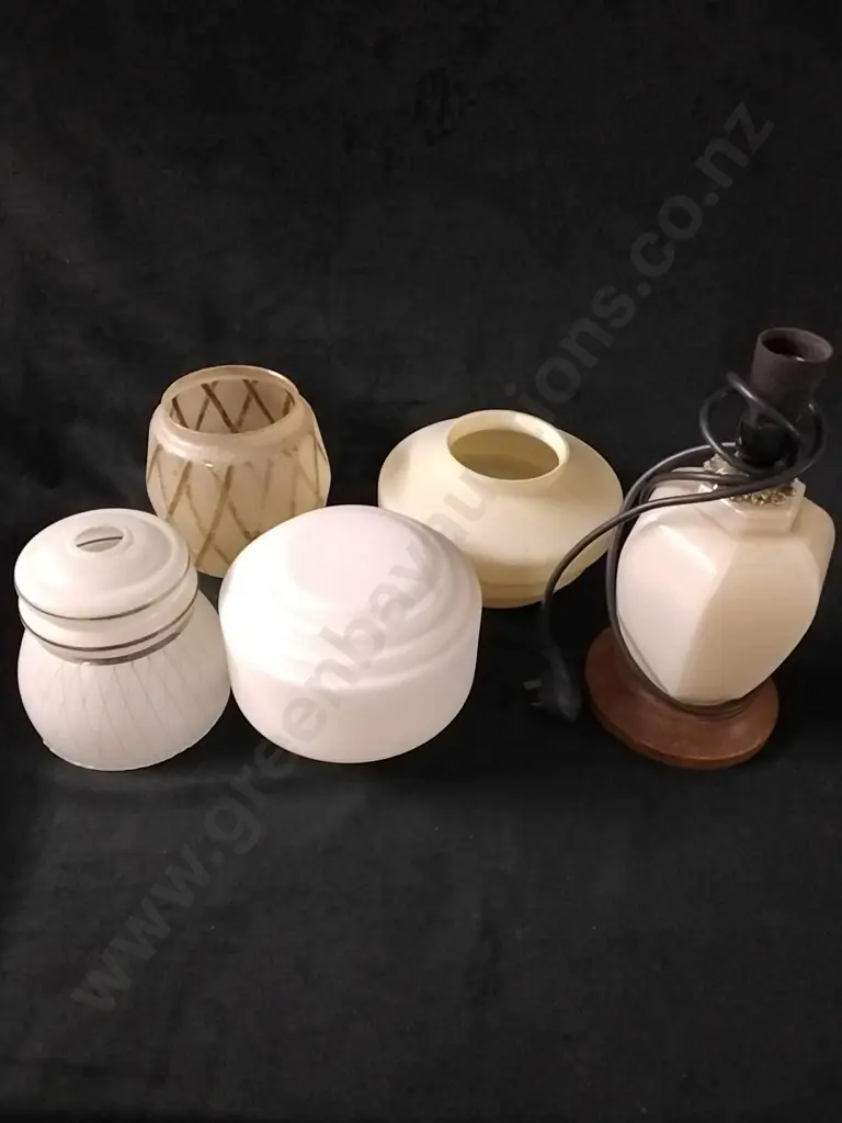 BOX OF VINTAGE LAMP SHADES Image 1++