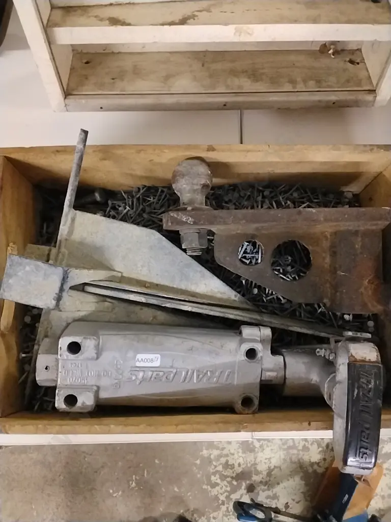 BOX OF GALVANISED CLOUT NAILS WITH TRAILER HITCH, TOWBALL AND ANCHOR Image 1++
