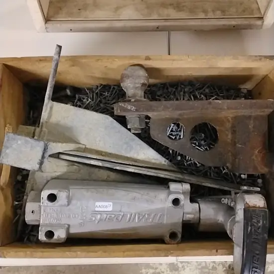 BOX OF GALVANISED CLOUT NAILS WITH TRAILER HITCH, TOWBALL AND ANCHOR