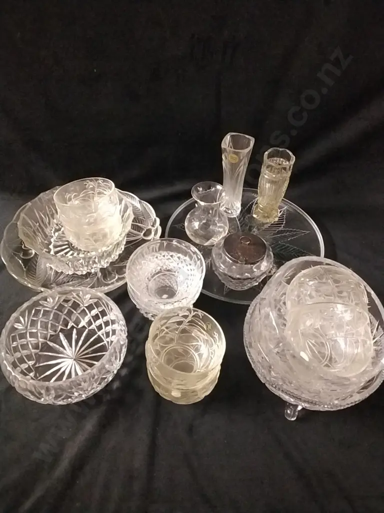 ASSORTED GLASS KITCHENWARE AND VASES Image 1++