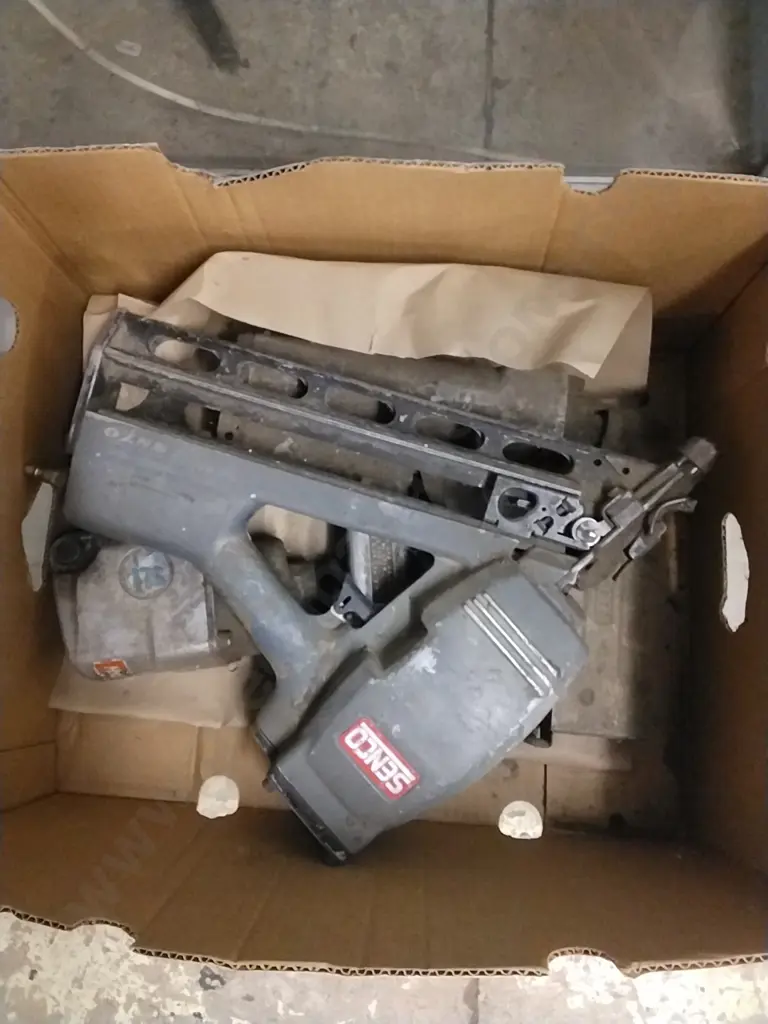 3 X PNEUMATIC NAIL / STAPLE GUNS Image 1++