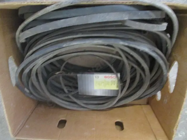 BOX OF VARIOUS MACHINE BELTS Image 1++
