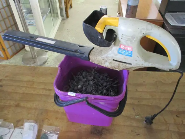 BLUE BOX OF GALVANISED ROOFING NAILS Image 1++