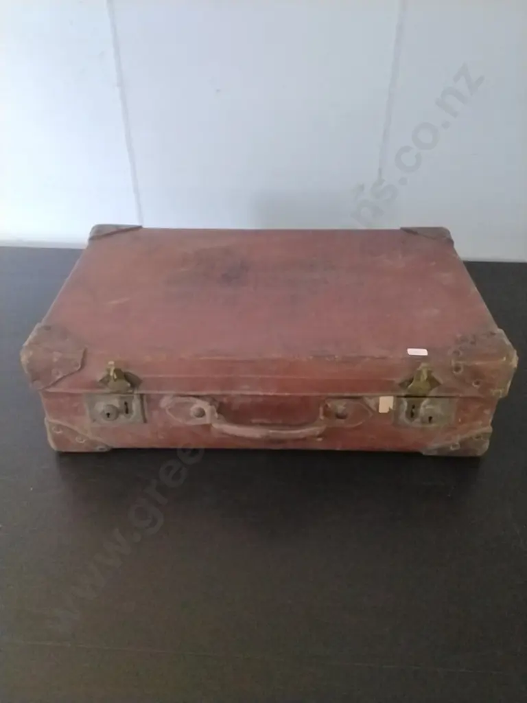 VINTAGE SUITCASE MARKED NZ - 421780 V.S. (NO KEYS) Image 1++