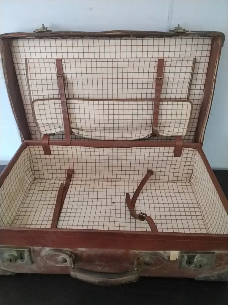 VINTAGE SUITCASE MARKED NZ - 421780 V.S. (NO KEYS) Image 1++