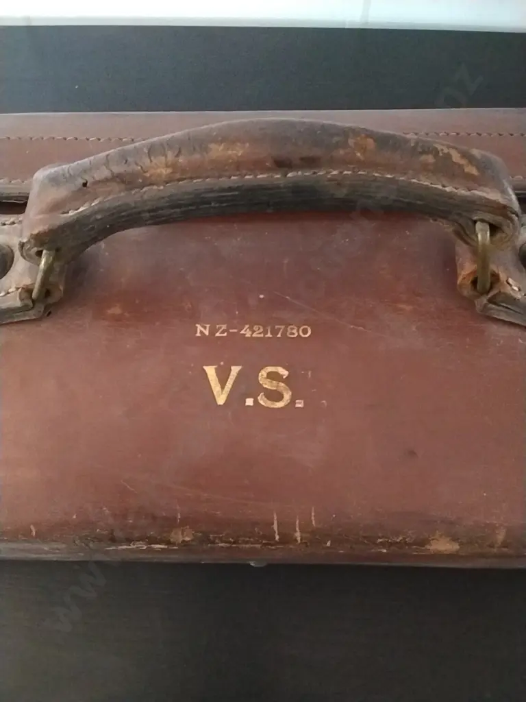 VINTAGE SUITCASE MARKED NZ - 421780 V.S. (NO KEYS) Image 1++