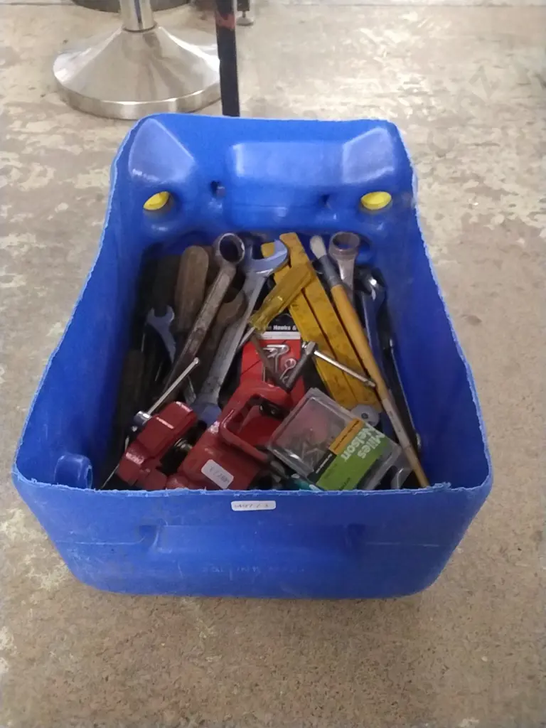 BLUE CONTAINER OF HAND TOOLS INC SPANNERS , SCREWDRIVERS, SMALL BENCH VICE Image 1++