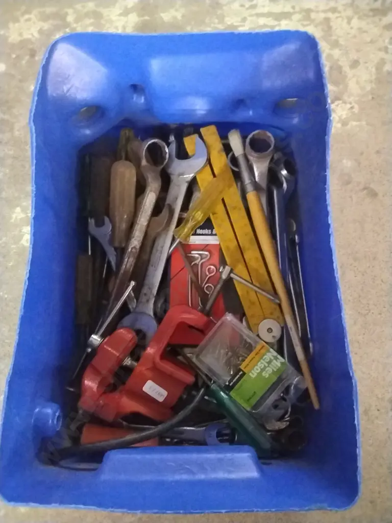 BLUE CONTAINER OF HAND TOOLS INC SPANNERS , SCREWDRIVERS, SMALL BENCH VICE Image 1++