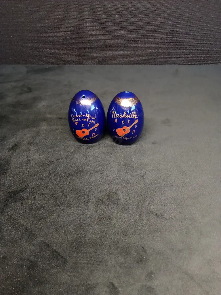 COUNTRY MUSIC HALL OF FAME NASHVILLE SALT AND PEPPER SHAKERS Image 1++