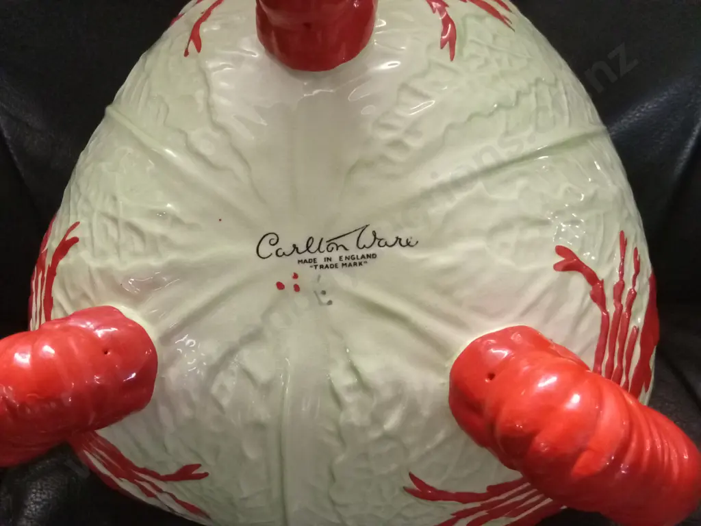VINTAGE CARLTON WARE CABBAGE LEAF LOBSTER SALAD BOWL WITH ACCOMPANYING SALT AND PEPPER SHAKERS Image 1++
