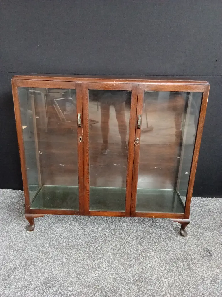 ANTIQUE WOODEN GLASS CABINET WITH 2 GLASS SHELVES, AND A KEY Image 1++