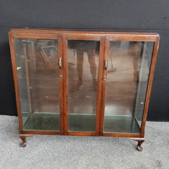 ANTIQUE WOODEN GLASS CABINET WITH 2 GLASS SHELVES, AND A KEY