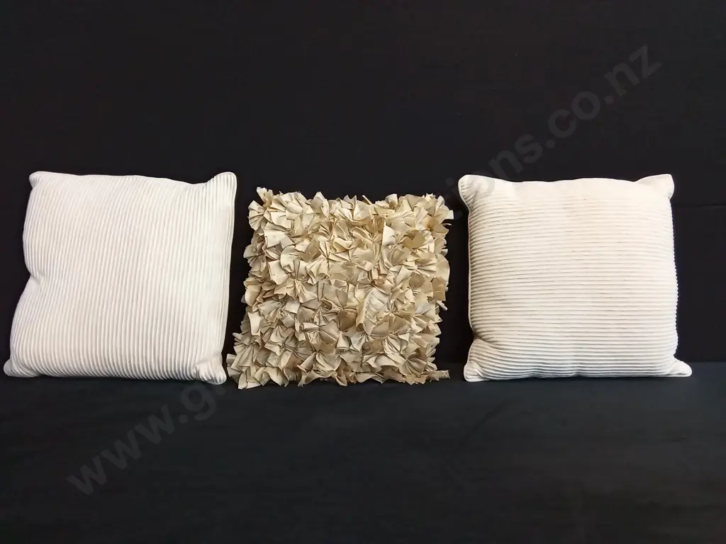CUSHIONS X 3 - CREAM/GOLD SHADE Image 1++