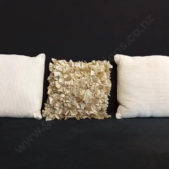 CUSHIONS X 3 - CREAM/GOLD SHADE