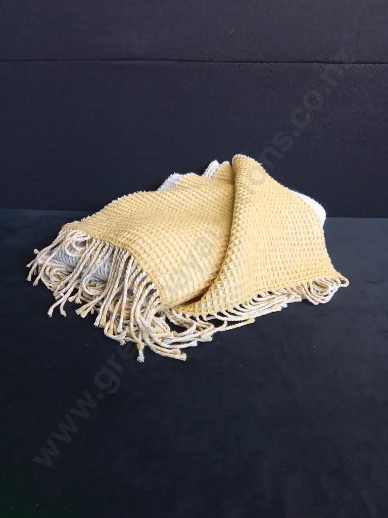 MULBERI WAFFLE THROW TWO TONE WITH TASSLES Image 1++