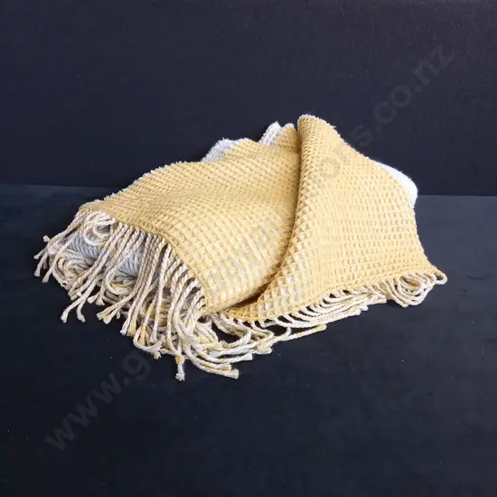 MULBERI WAFFLE THROW TWO TONE WITH TASSLES
