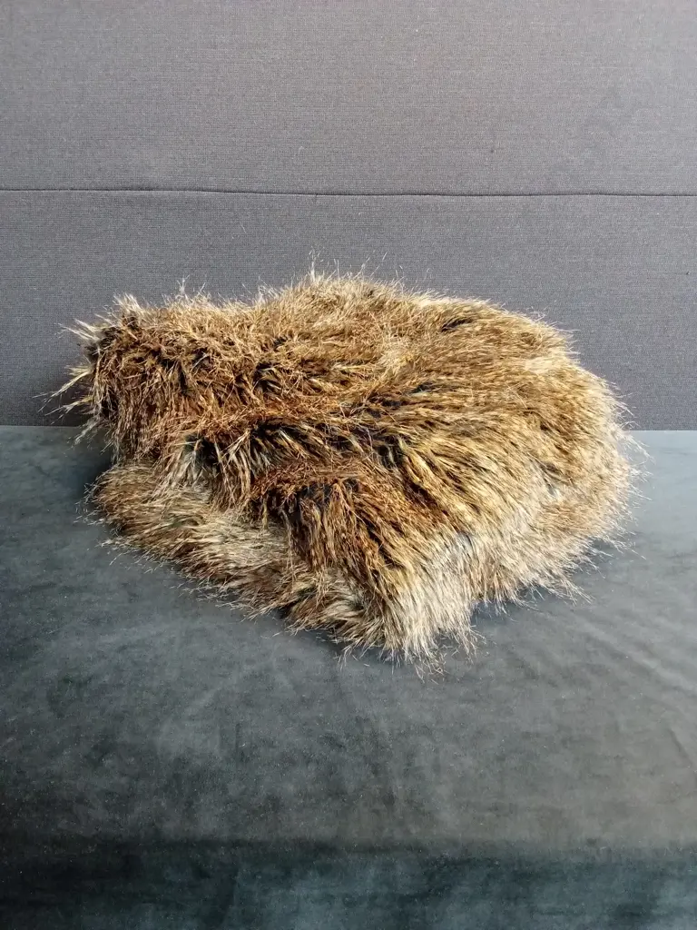 BROWN FLUFFY THROW Image 1++
