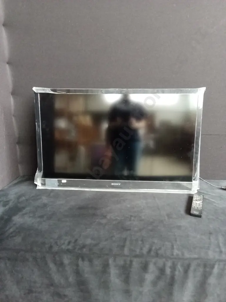 SONY 40 INCH BRAVIA LCD TV WITH WALL MOUNT ATTACHED & WITH REMOTE MODEL 40EX520 Image 1++