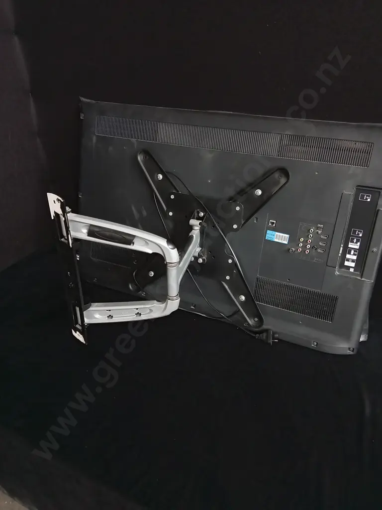 SONY 40 INCH BRAVIA LCD TV WITH WALL MOUNT ATTACHED & WITH REMOTE MODEL 40EX520 Image 1++