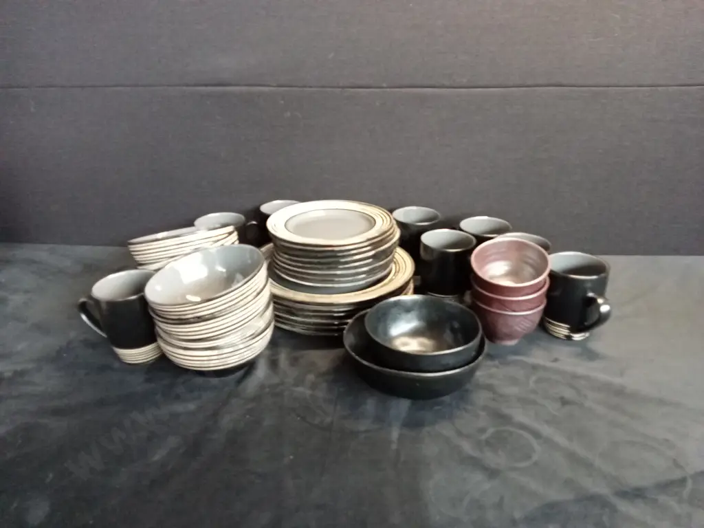 16 PIECE THOMSON POTTERY SET AND 16 PIECE STONEWARE DINNERWARE SET Image 1++