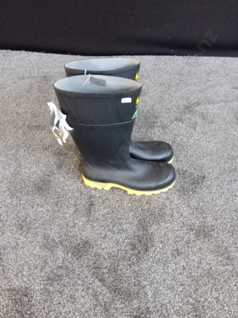 BATA INDUSTRIALS GUMBOOTS SIZE 13 Image 1++
