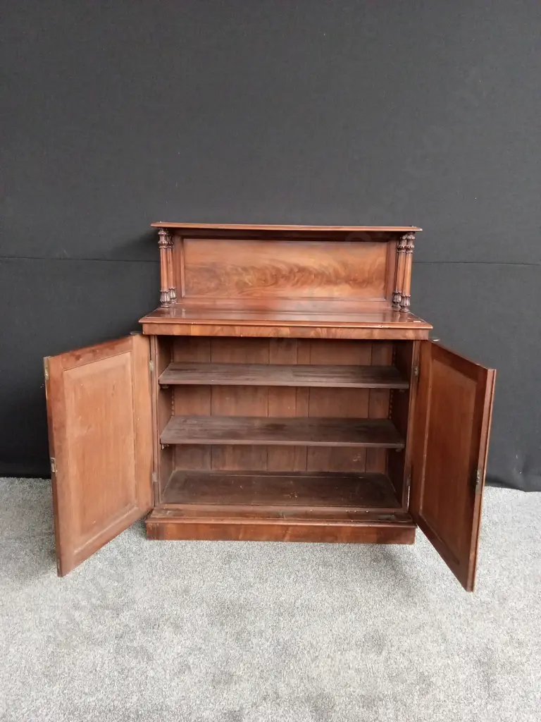 MID VICTORIAN EARLY EDWARDIAN MAHOGANY BOOK MATCHED VENEERED PANELS TURNED COLUMN SUPPORTS WITH LOCK BUT NO KEYS Image 1++