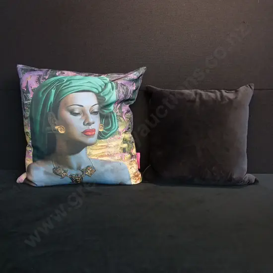 TRETCHIKO CUSHION AND BLACK CUSHION