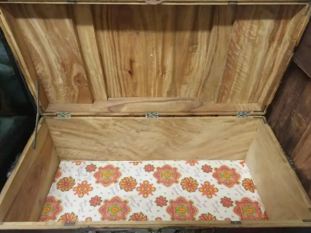 CARVED CAMPHOR WOOD CHEST Image 1++