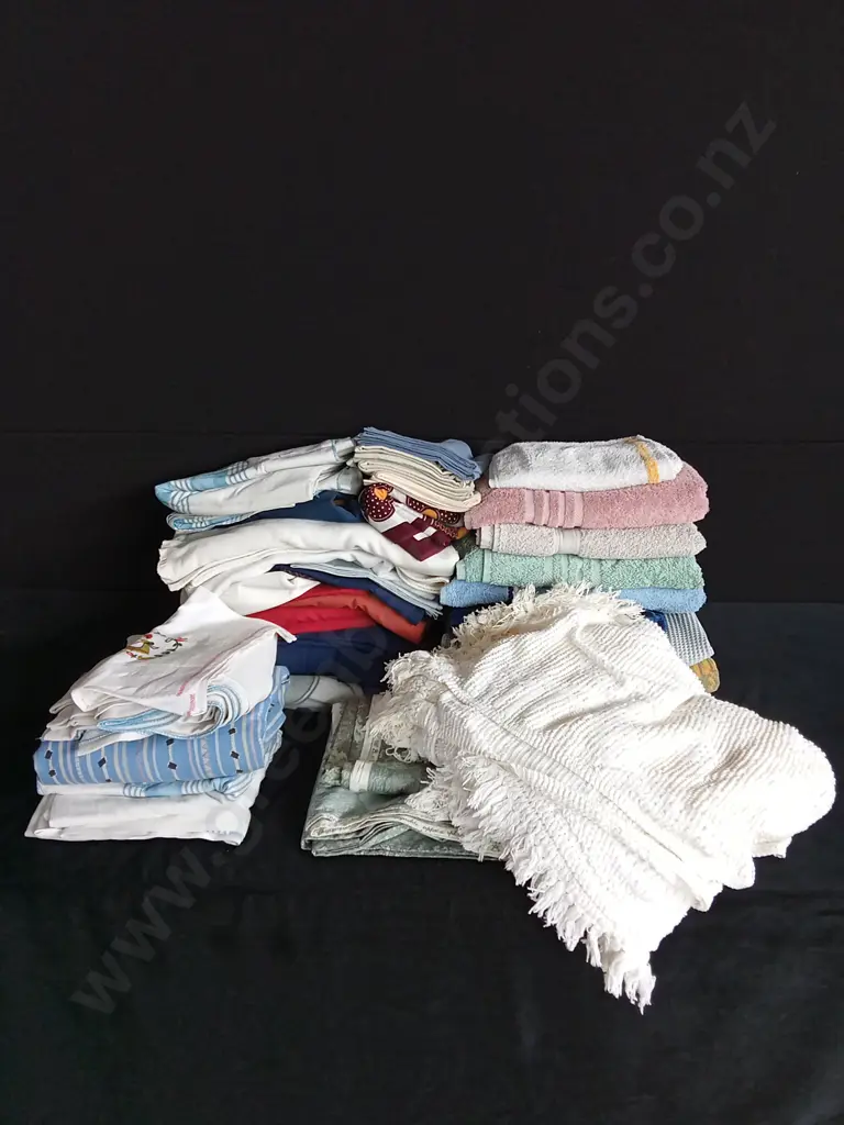 BOX OF TOWELS AND LINEN Image 1++