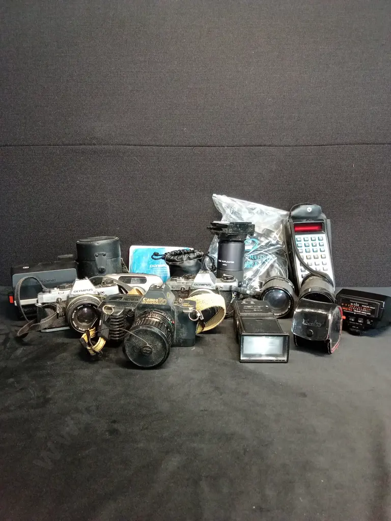ASSORTED VINTAGE FILM CAMERAS AND ACCESSORIES - UNTESTED Image 1++