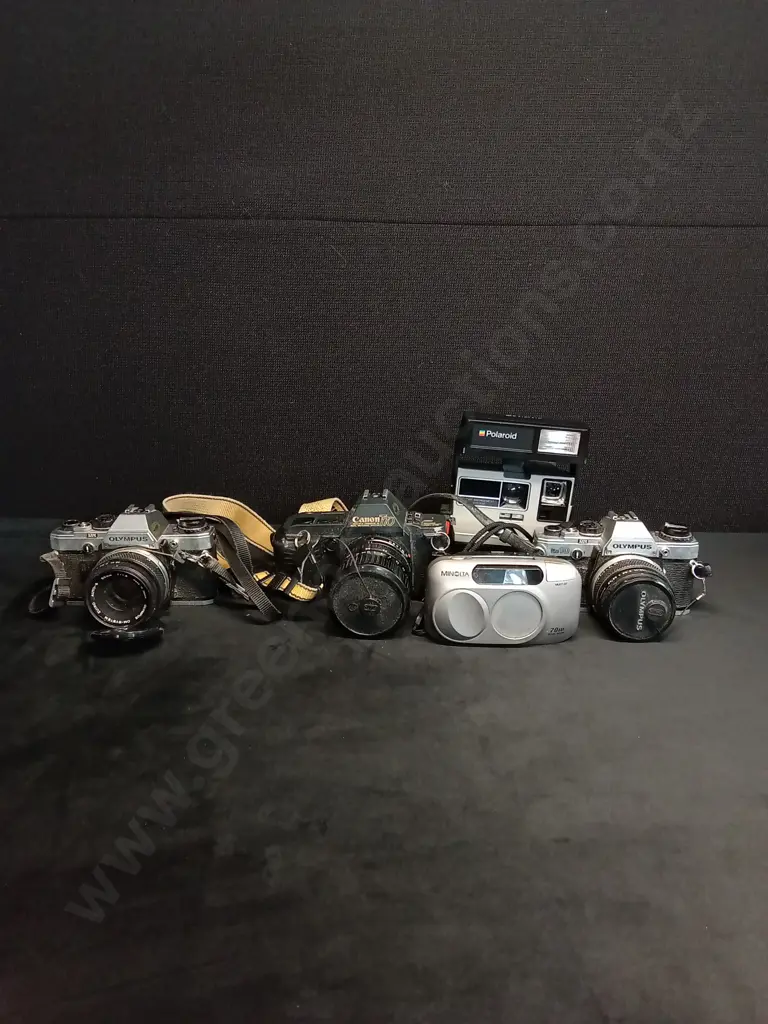 ASSORTED VINTAGE FILM CAMERAS AND ACCESSORIES - UNTESTED Image 1++