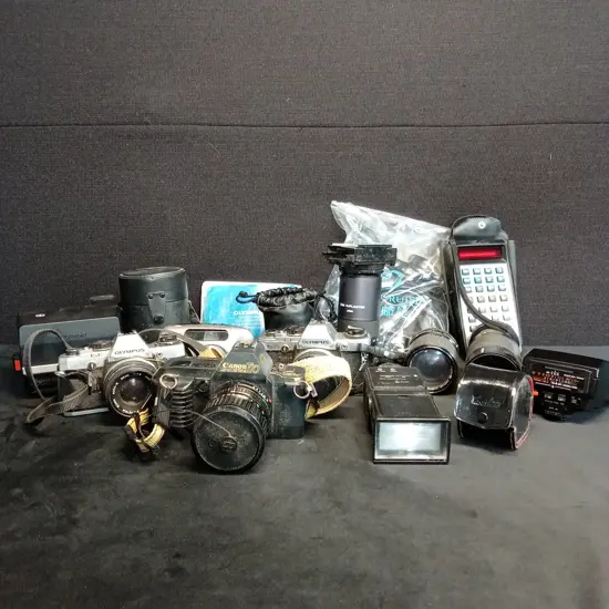 ASSORTED VINTAGE FILM CAMERAS AND ACCESSORIES - UNTESTED