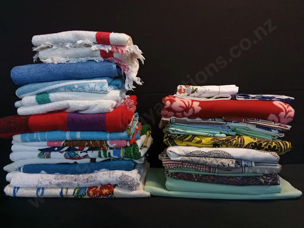 ASSORTED TOWELS AND BEDDING Image 1++