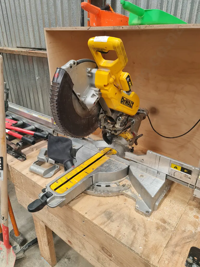 DeWalt Compound Mitre Saw Image 1++