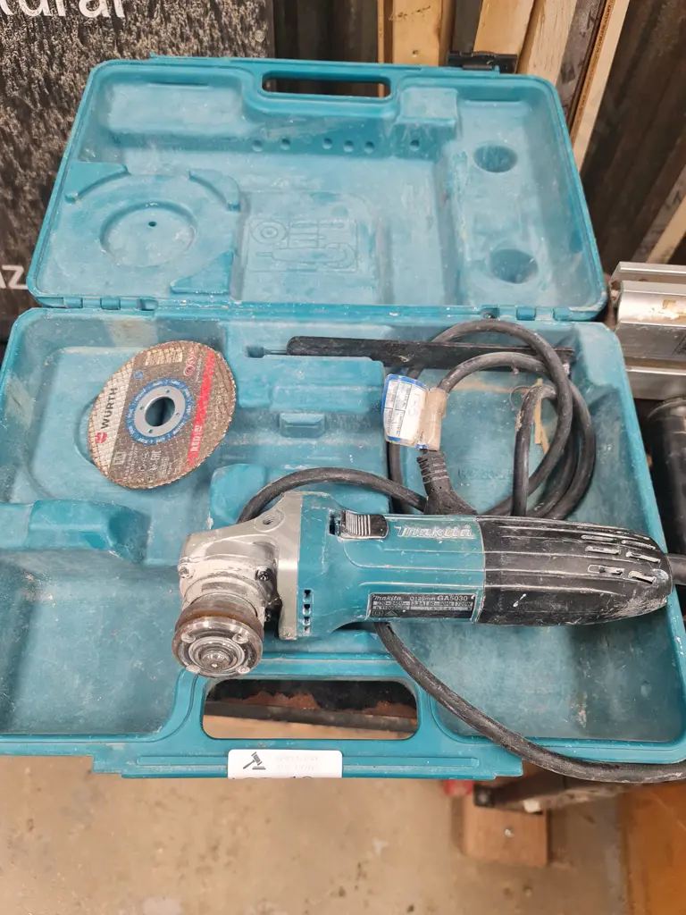 Makita Angle Grinder Image 1++