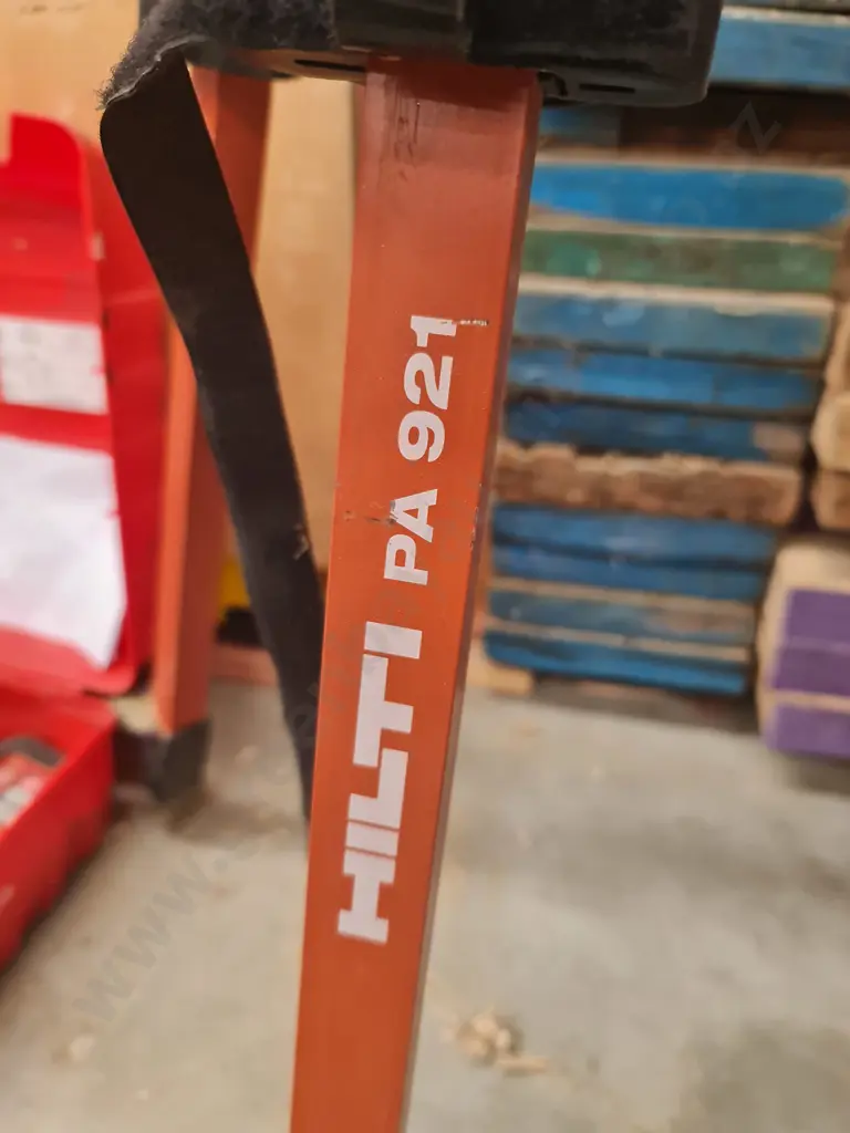 Hilti Crank Tripod Image 1++