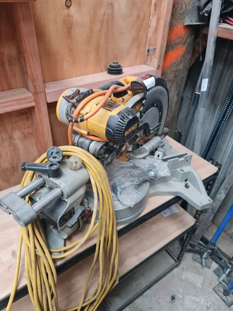 DeWalt Compound Mitre Saw Image 1++