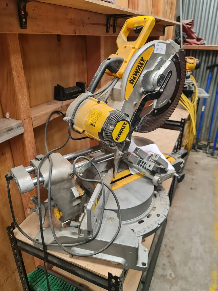 DeWalt Compound Mitre Saw Image 1++