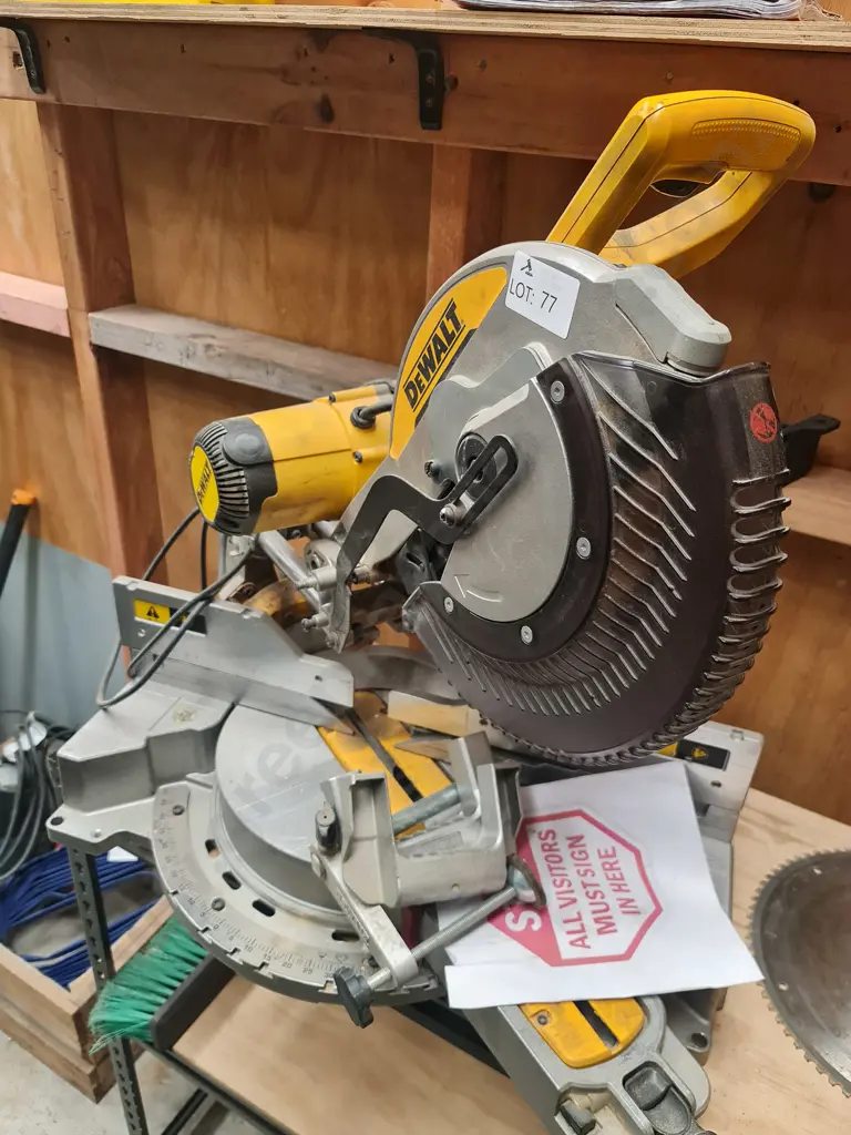 DeWalt Compound Mitre Saw Image 1++