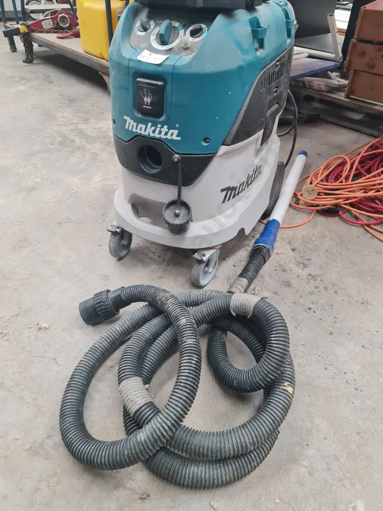 Makita Extraction Vacuum Image 1++